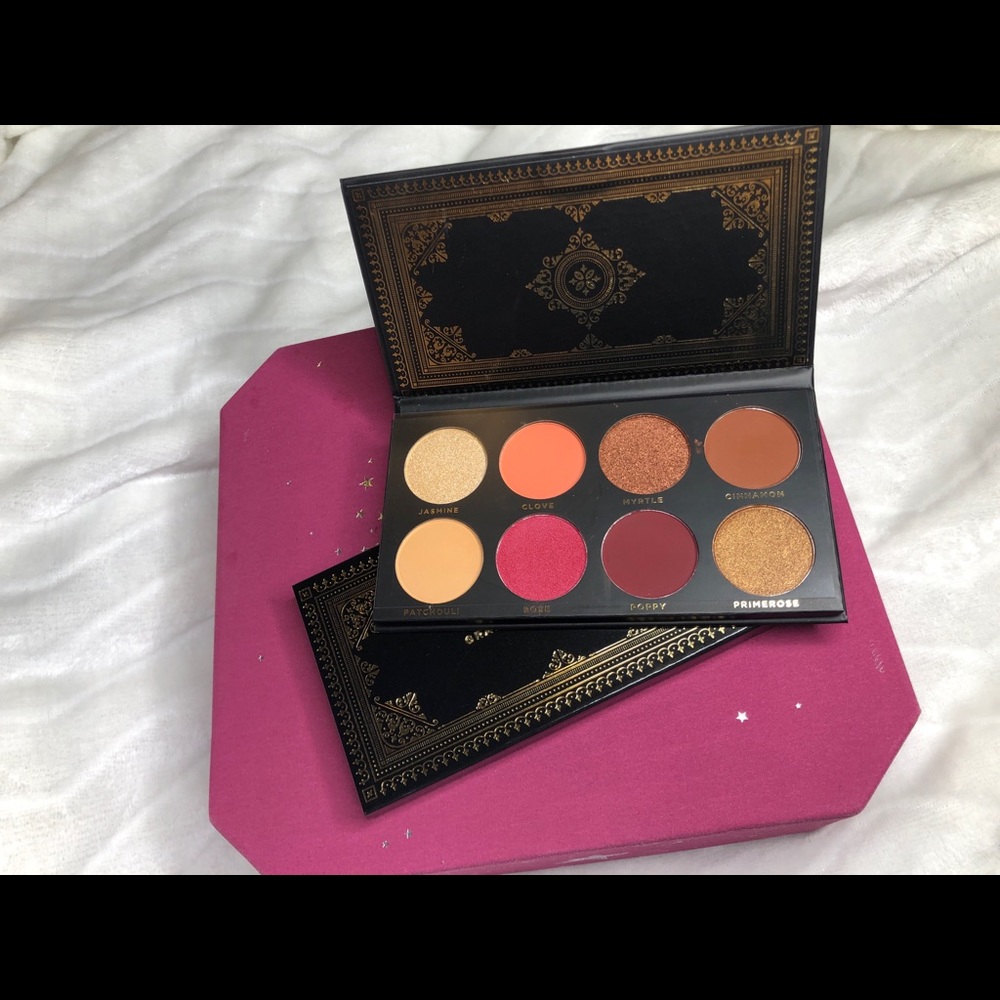 Eye shadow palette